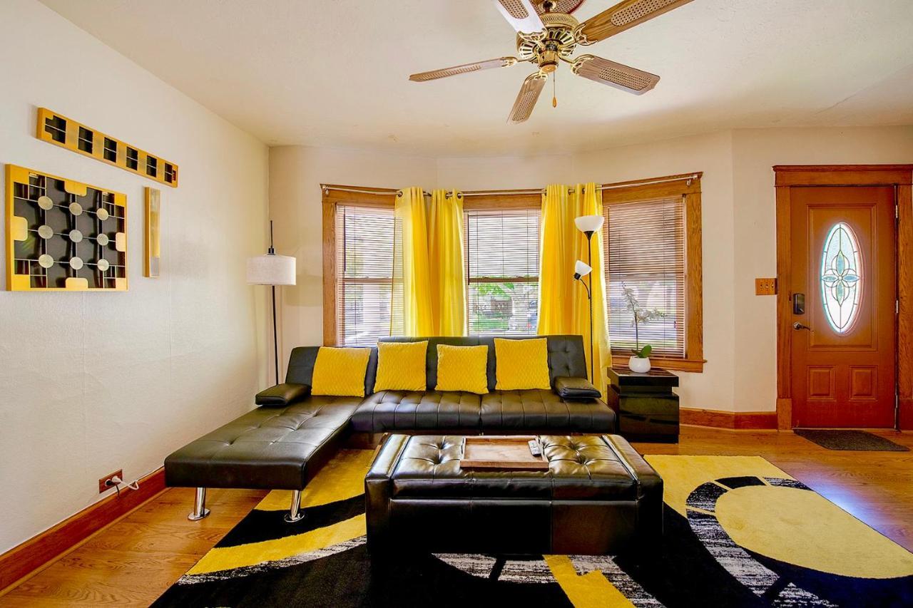 The Amber Retreat - Brooklyn Centre Comfort - Charming Space For Families, Couples & Business Travelers Near Downtown - With 300Mb Wifi, Parking & Self Check-In Cleveland Esterno foto