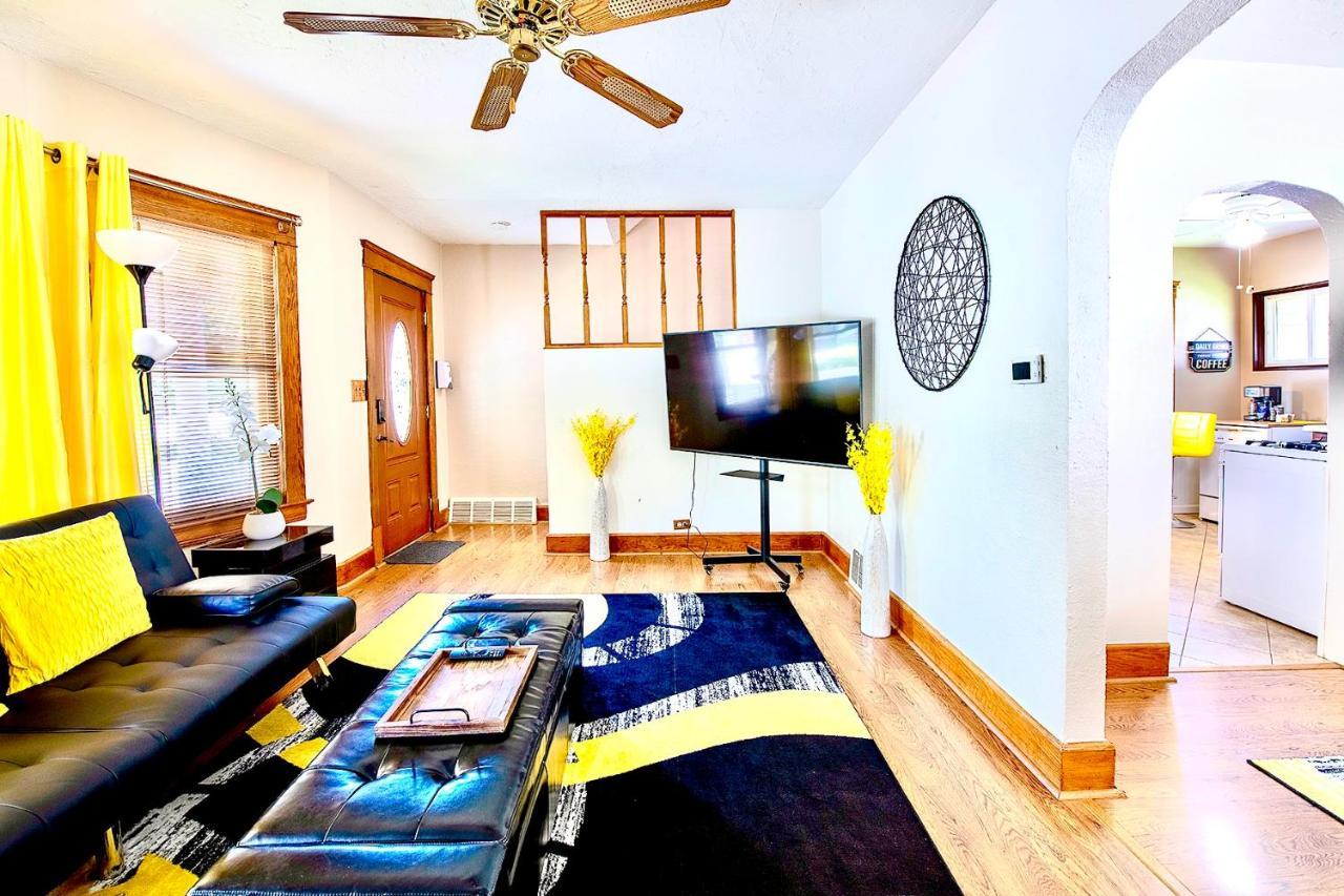 The Amber Retreat - Brooklyn Centre Comfort - Charming Space For Families, Couples & Business Travelers Near Downtown - With 300Mb Wifi, Parking & Self Check-In Cleveland Esterno foto